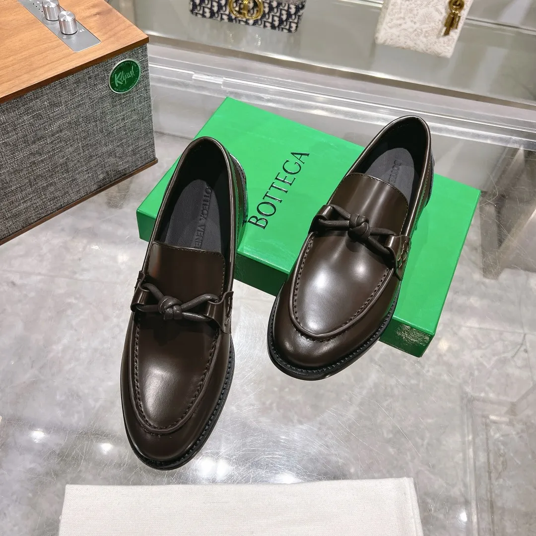 [BV] Top P: 860💰 Size: Female 35-39 (Female 40 custom-made) Male 39-44 (38.45 non-refundable) Bottega Veneta 2025 Autumn and Winter counter style! Small round toe loafers! Imported leather outsole! Imported open edge beaded cowhide! Solid color Niuli!  👉Click to buy: